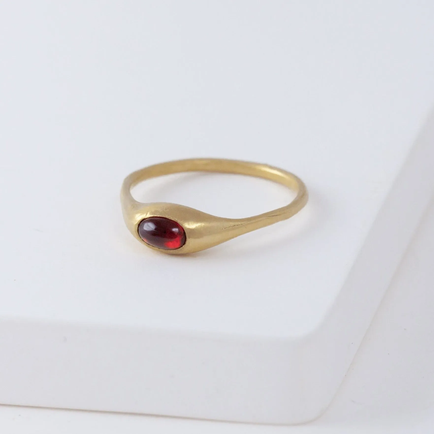 Yui garnet ring